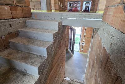 Casă cu 5 camere cu Teren 250 Mp în Florești