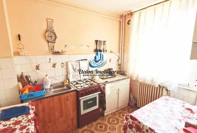 Apartament cu 4 camere semidecomandat în Mărăței