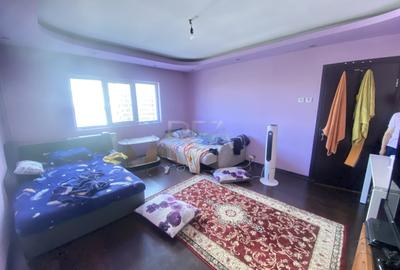 Apartament cu 3 camere decomandat în Trafic Greu - 2