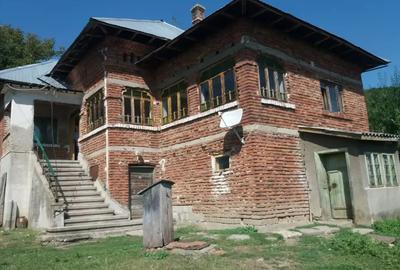 Casă cu 4 camere în Mălureni