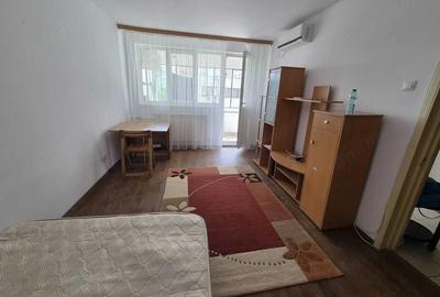 Garsonieră decomandată în Gorjului