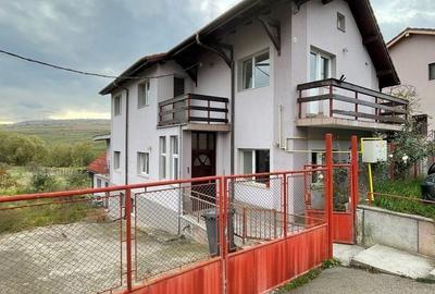 Casă cu 4 camere în Central