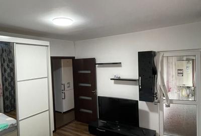 Garsonieră decomandată în