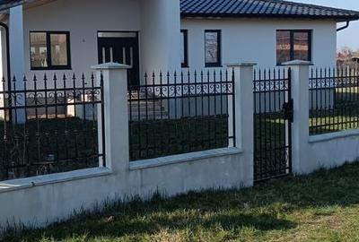 Casă cu 4 camere cu Teren 2122 Mp în Central