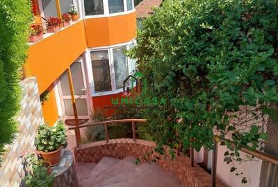 Casă individuală cu 8 camere cu Canalizare în Cetățuia