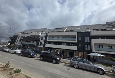 Apartament cu 3 camere semidecomandat în Tractorul