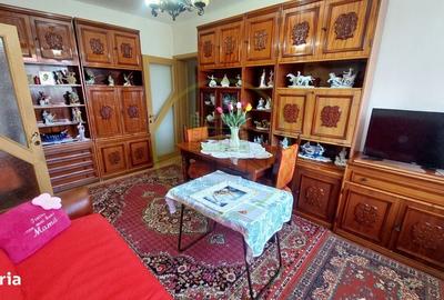 Apartament cu 3 camere semidecomandat în Rovine