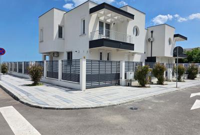Casă cu 4 camere cu Canalizare în Est