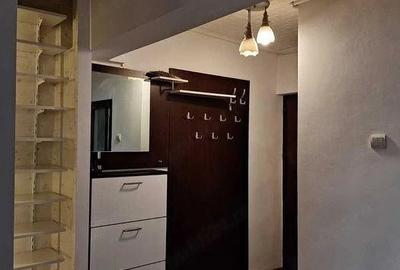 Apartament cu 3 camere semidecomandat în Tomis III
