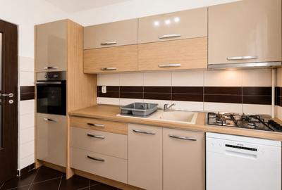 Apartament cu 2 camere decomandat, mobilat în Tractorul - 3