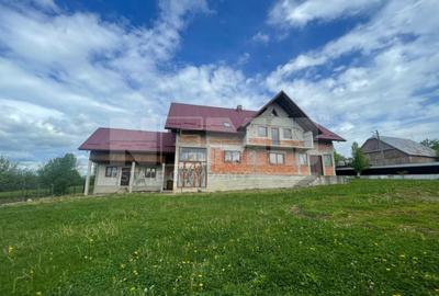 Casă individuală cu 9 camere cu Canalizare în Burla