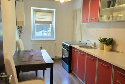 Apartament cu 2 camere decomandat în Tractorul