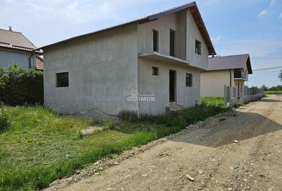 Casă individuală cu 4 camere cu Canalizare în Lazuri - 1