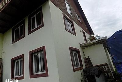 Casă cu 8 camere cu Teren 900 Mp în Central