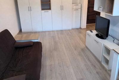 Garsonieră decomandată în Apărătorii Patriei