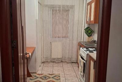 Apartament cu 3 camere decomandat în Nicolina