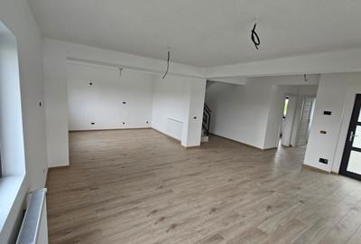 Casă cu 5 camere cu Teren 490 Mp în Păulești - 12