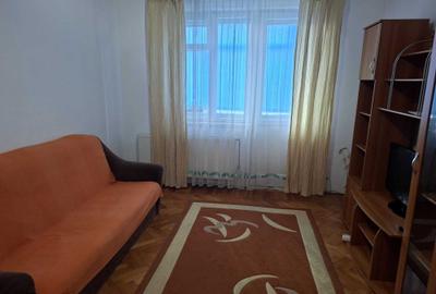 Apartament cu 3 camere semidecomandat în Central - 1