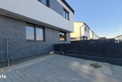 Casă cu 3 camere decomandat cu Canalizare în Sânpetru