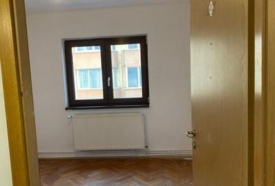 Apartament cu 3 camere decomandat în Calea București