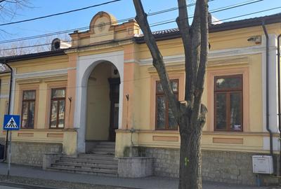 Casă cu 11 camere cu Canalizare în Ultracentral - 1