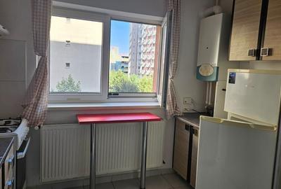 Garsonieră decomandată în Titan
