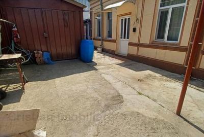 Casă cu 3 camere cu Canalizare în Central - 1