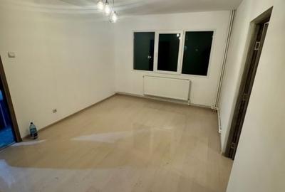 Apartament cu 3 camere semidecomandat în Podu Roș