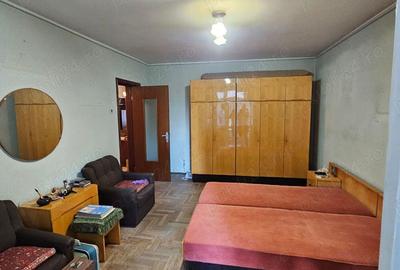 De vanzare apartament 3 camere, central, etaj 1 - Bacau - 2