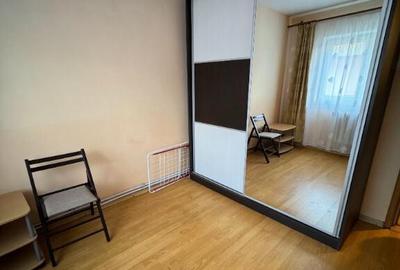 Apartament cu 3 camere decomandat în Roman
