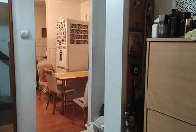 Ap cu 3 camere decomandat etaj 2 - 6