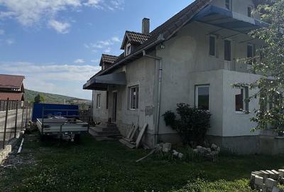 Casă cu 4 camere cu Teren 1000 Mp în Central