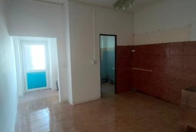 Vand apartament cu dependinte (baie,bucatarie),suprafata utila 32 mp -negociabil - 12