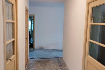 Casă cu 4 camere cu Teren 2417 Mp în Central - 2