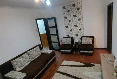 Apartament cu 3 camere semidecomandat în Central - 1