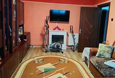 Apartament cu 3 camere decomandat, mobilat în Soarelui