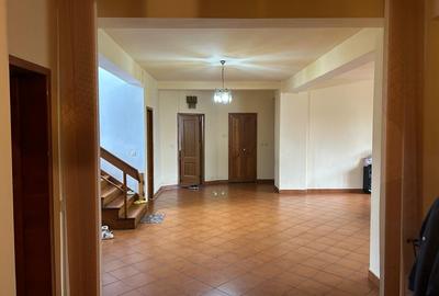 Casă cu 16 camere cu Garaj în Ana Ipătescu