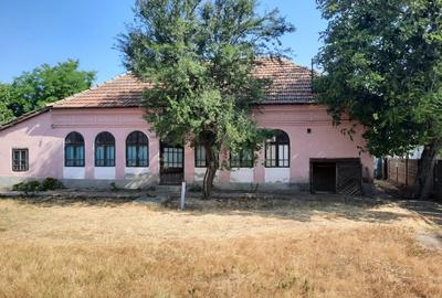 Casa la ?oseaua principala curte 2500m2 curte - 2