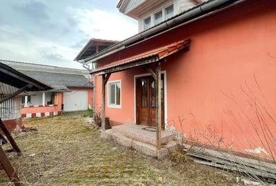 Casă cu 5 camere cu Teren 2270 Mp în Groși - 1