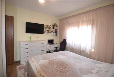 Apartament 3 camere decomandat ,2 bai ,etaj intermediar Tractorul - 21