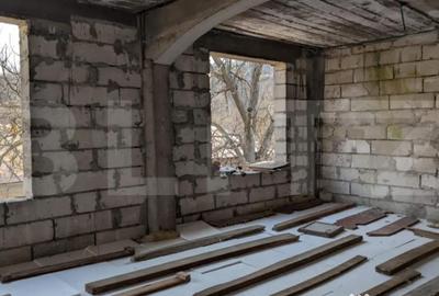 Casă cu 7 camere cu Teren 1656 Mp în Central - 4