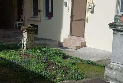 Proprietar vand apartament 3 camere , Pia?a Maria, parter, 127000 , tel. - 6