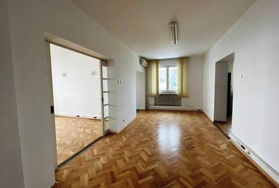 Casă individuală cu 16 camere în Băneasa