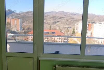 Apartament cu 3 camere semidecomandat în Vulcan