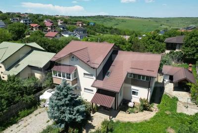 Casă cu 7 camere cu Teren 1500 Mp în Central - 1