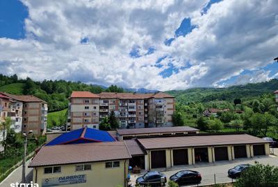 Apartament cu 4 camere decomandat în Petros - 17