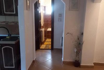 Dau spre inchiriere apartament 2 camere str. sucedava langa piata mare Roman etaj 1 , propriar nu ag - 3