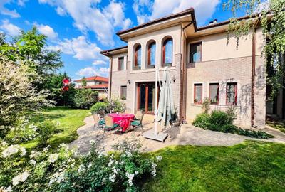 Casă individuală cu 7 camere cu Canalizare în Domnești