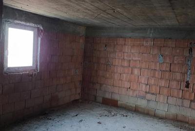 Casă cu Teren 1917 Mp în Nerău