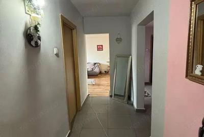 3 camere modelul mare 80 mp utili DECOMANDAT zona Saguna langa Casa de Pensii cu CENTRALA etaj 3 - 3